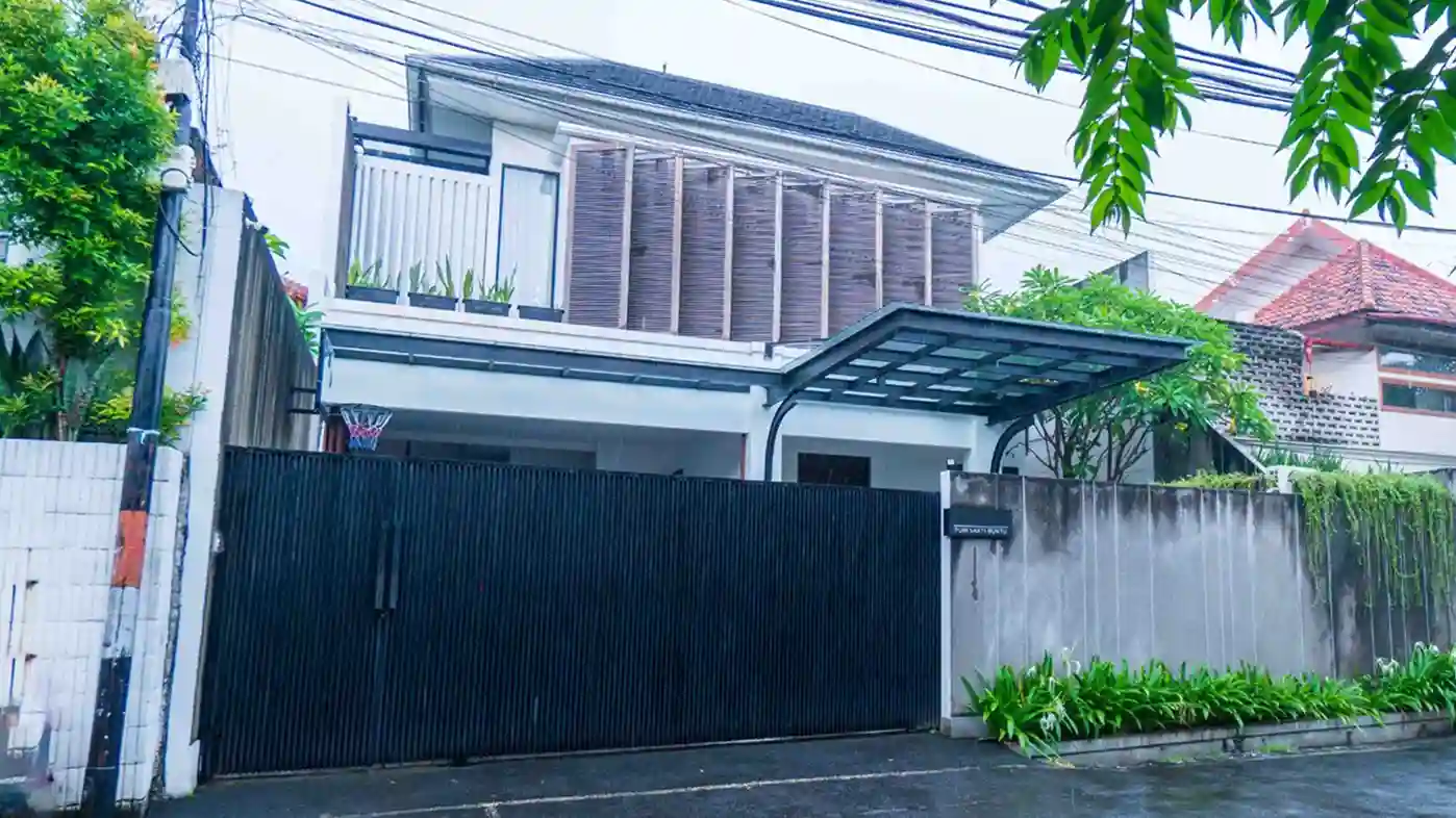 Tampak depan rumah mewah dua lantai di Cipete dengan carport dan pagar minimalis