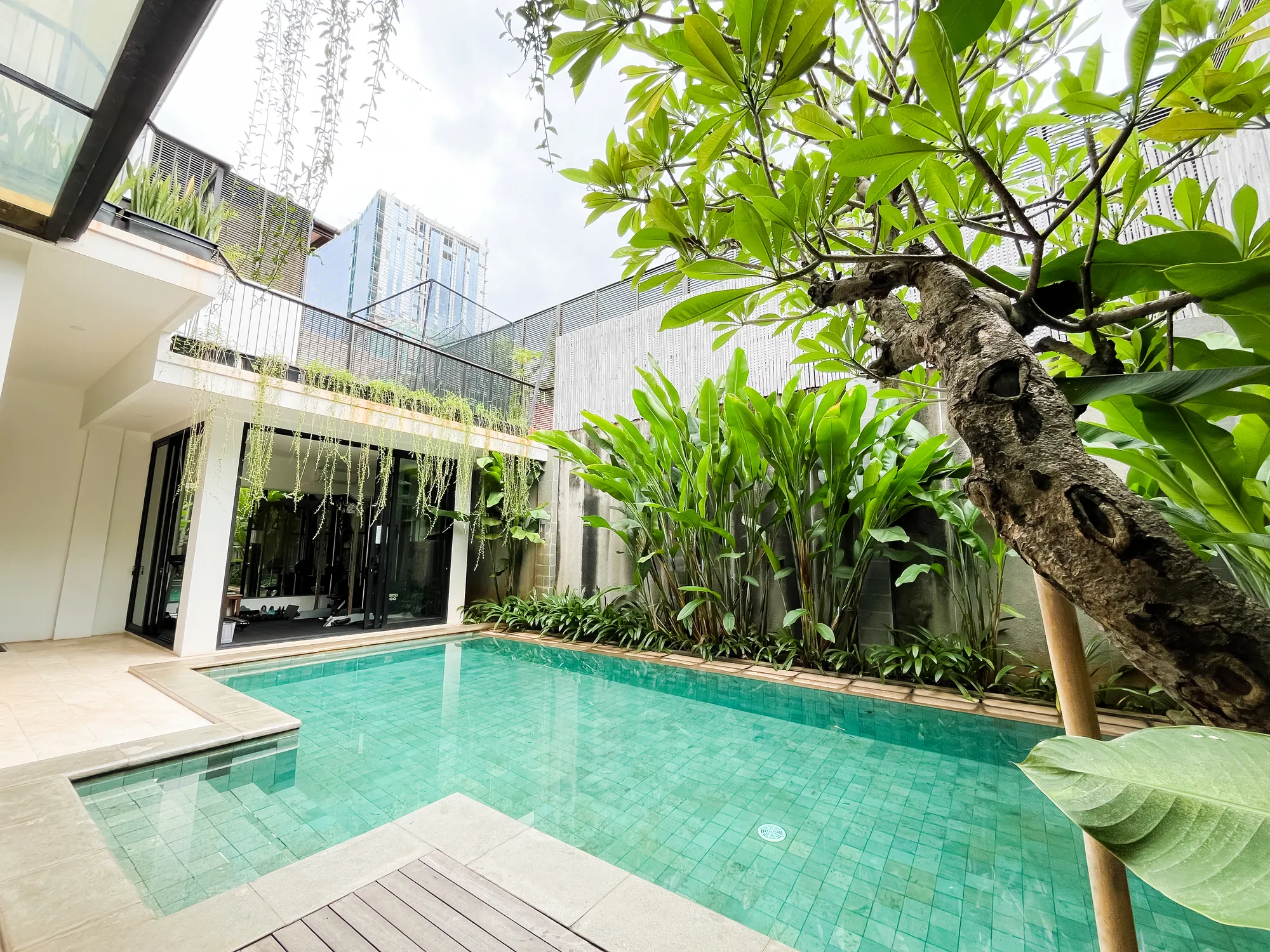 Tampak depan rumah mewah dua lantai di Cipete dengan carport dan pagar minimalis